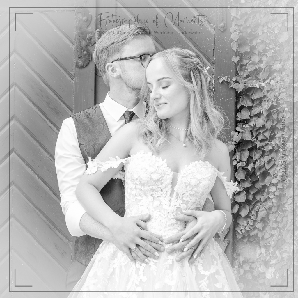 Brautpaar umarmt sich