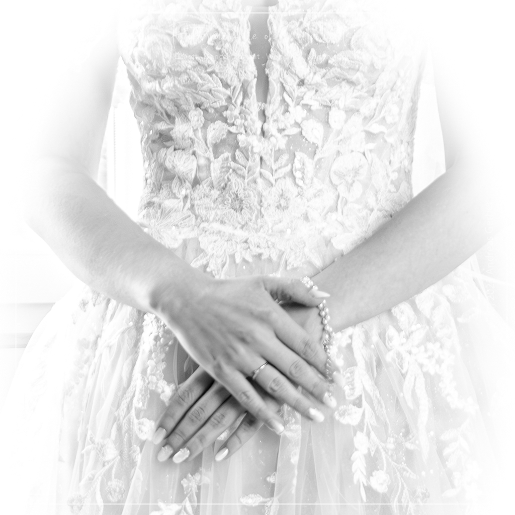 Braut in elegantem Kleid im weichen Naturlicht