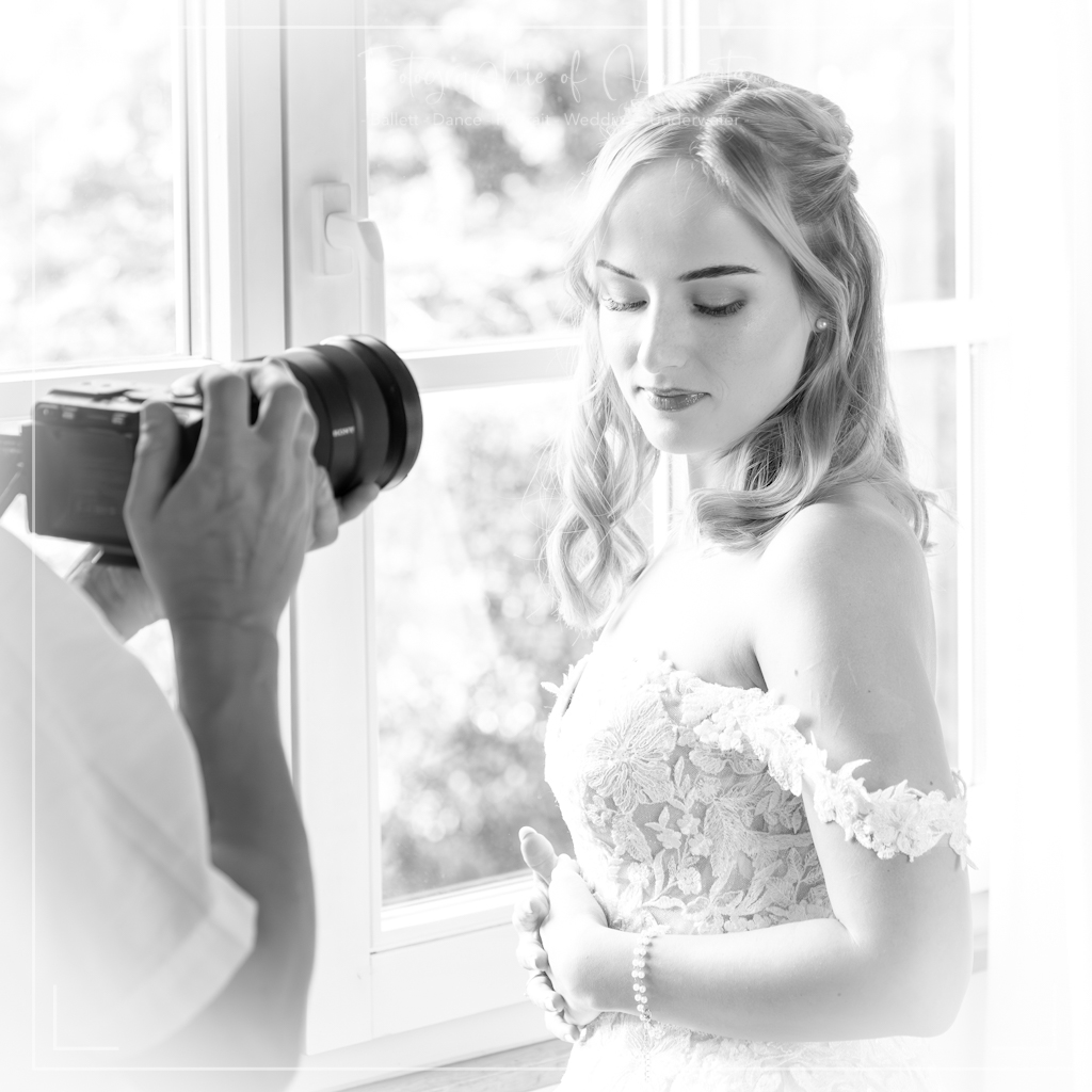 Braut in elegantem Kleid im weichen Naturlicht