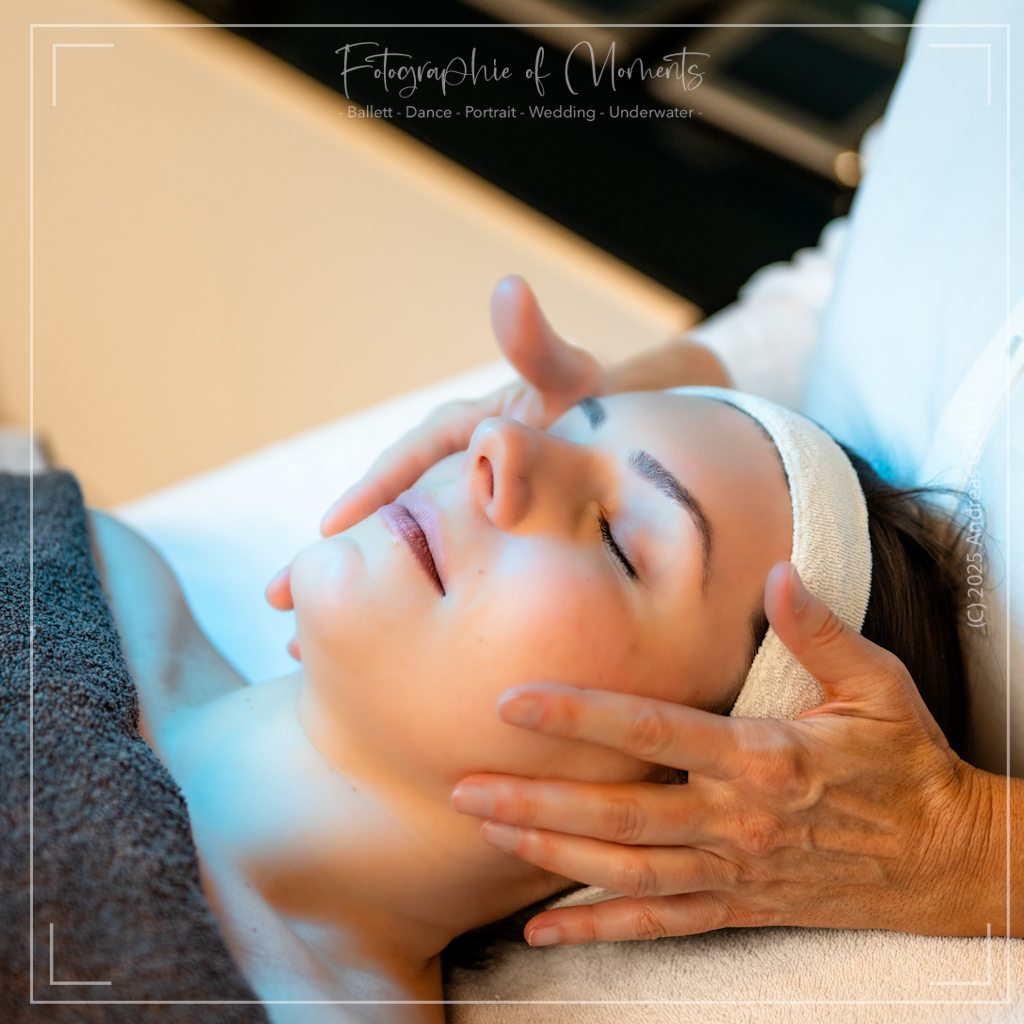 Gesichtsbehandlung im Kosmetikstudio mit Pflegeprodukt