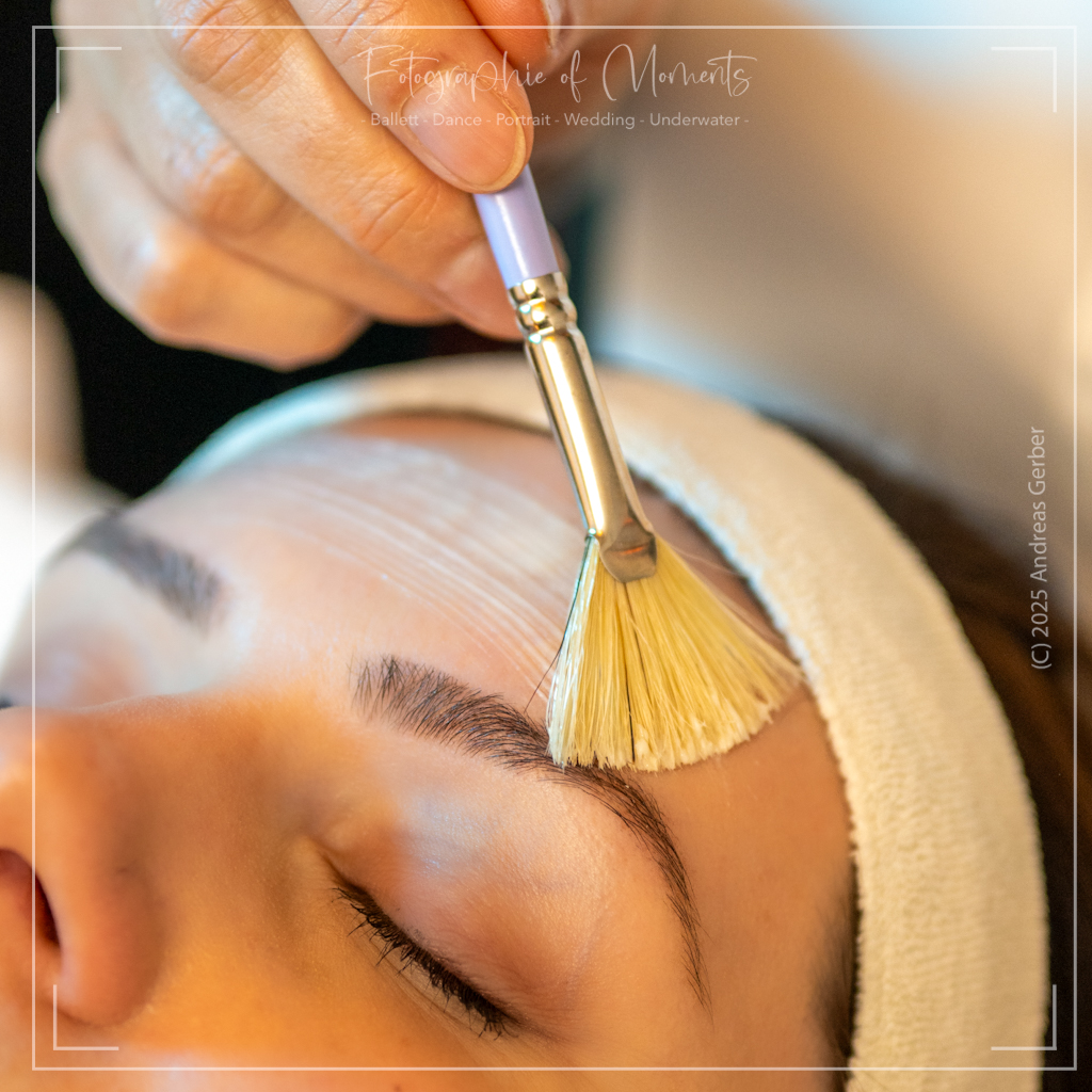 Gesichtsbehandlung im Kosmetikstudio mit Pflegeprodukt