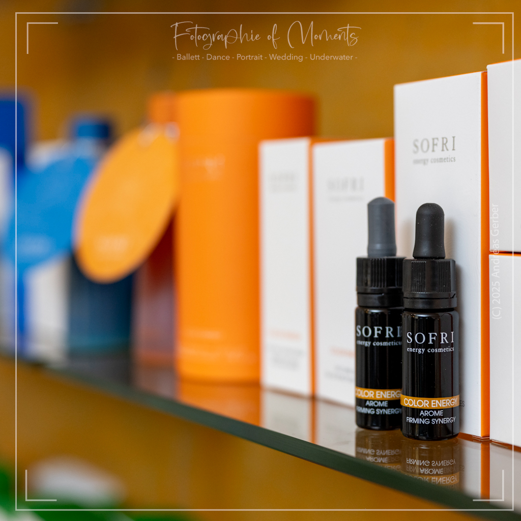 Ausgewählte Hautpflegeprodukte im Kosmetikstudio Karlsruhe – Produktpräsentation im Regal