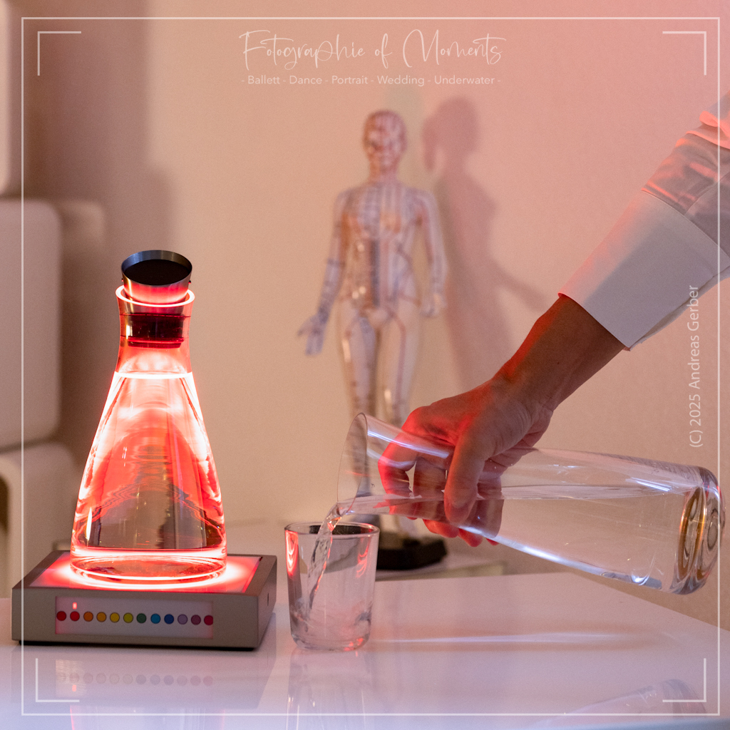 Einschenken von erergetisiertem Wasser