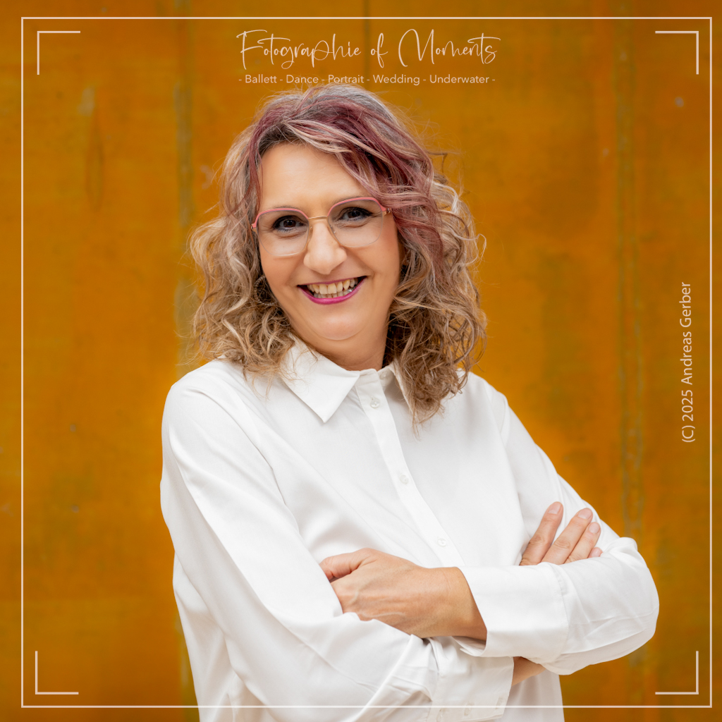 Unternehmerin und Kosmetikinhaberin in professioneller Business-Portraitaufnahme.