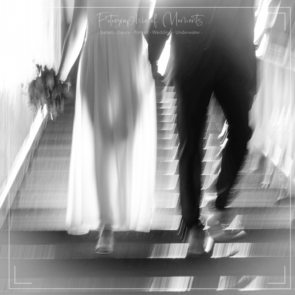 Brautpaar laeuft Treppe herunter nach der Trauung